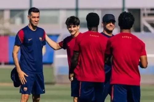 بوسكيتس يبدأ خطواته الأولى في عالم التدريب مع برشلونة أتلتيك