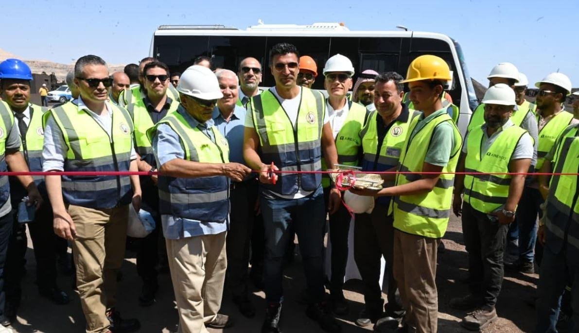 وزير الصناعة يتفقد مصنع إنتاج...