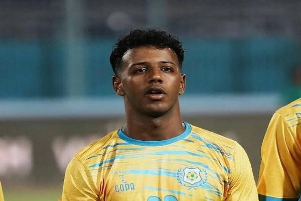 لاعب منتخب الشباب: تلقيت عروضًا كثيرة.. ومشكلة إيقاف قيد الإسماعيلي اقتربت من الحل