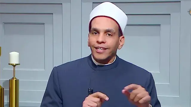 ما حكم التصوير أمام الكعبة أثن...
