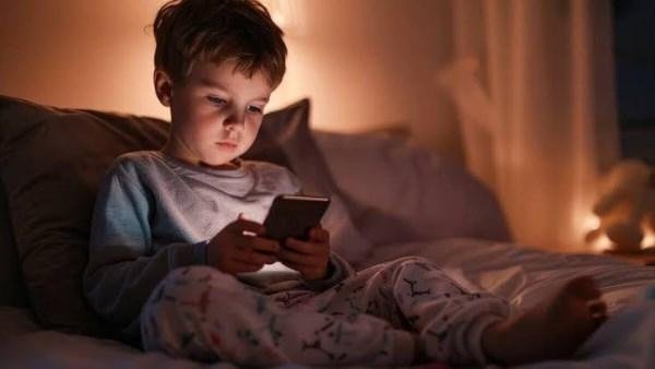 عشان يبعده عن الموبايل.. أب يلقن ابنه درسًا بطريقة غير متوقعة.. مش بيسيب الفون من إيده أبدًا