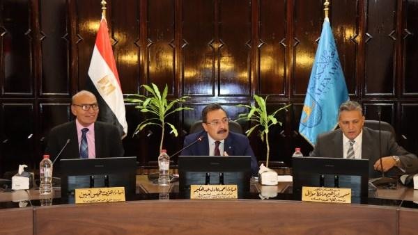 رئيس جامعة الإسكندرية يؤكد أهمية تعزيز التواصل المباشر بين إدارات الكليات والطلاب