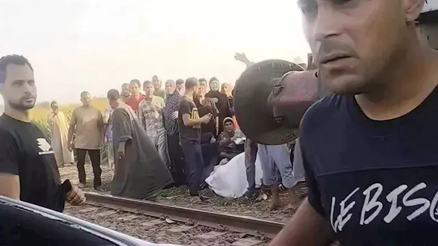 الكارثة تقع.. قطار يدهس "لودر"...