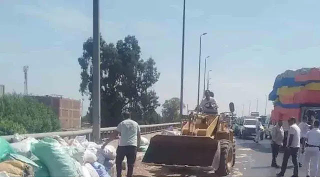 سقوط حمولة "جامبو" أعلى كوبري قها بالقليوبية.. وتدخل سريع لتسيير حركة المرور (صور)
