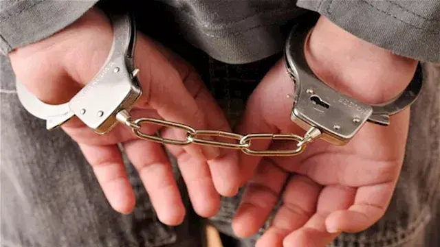 بحوزته 40 كيلو مواد مخدرة وأسل...