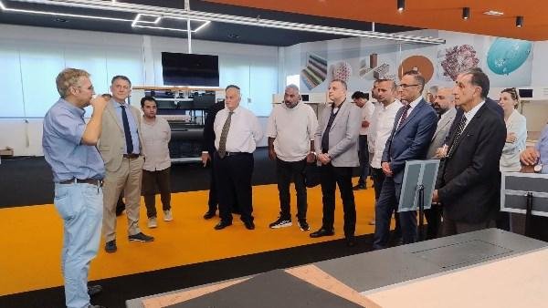 وفد من وزارة الصناعة و20 رائد أعمال يطلعون على التجربة الإيطالية لتطوير صناعة الجلود في الروبيكي