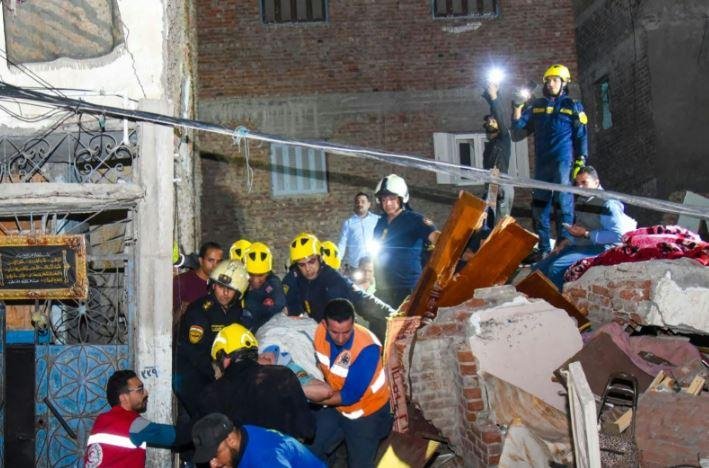 انتشال الجثمان الثاني لشاب من بين أنقاض عقار أبو سليمان المنهار في الإسكندرية