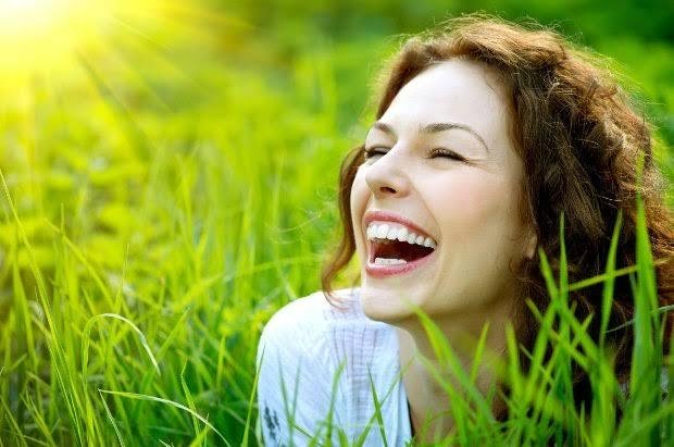 من تحسين المزاج إلى خفض الكورتيزول.. ماذا يحدث لجسمك عندما تضحك؟
