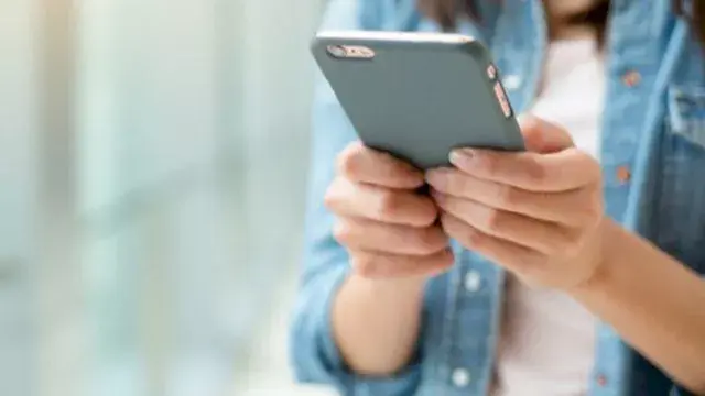 "شات على الموبايل وخرطوم كهربا...