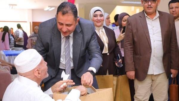 محافظ دمياط يحتفل مع كبار السن باليوم العالمي للمسنين