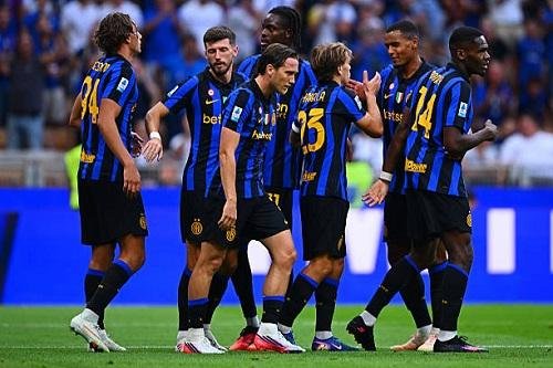 التشكيل الرسمي.. إنتر ميلان بالقوة الضاربة أمام روما في قمة الدوري الإيطالي