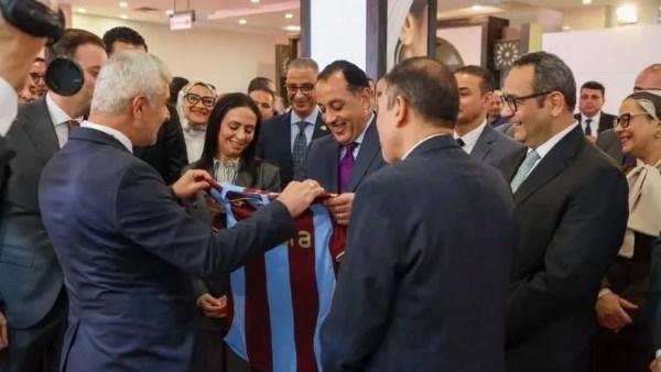 مصطفى مدبولي يتلقى هدية مميزة تحمل اسم محمد صلاح خلال زيارته معرض «تراثنا 2026»