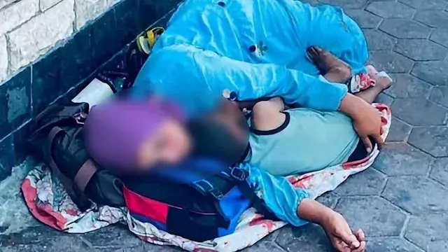 تنام مع ابنها في الشارع.. "الت...