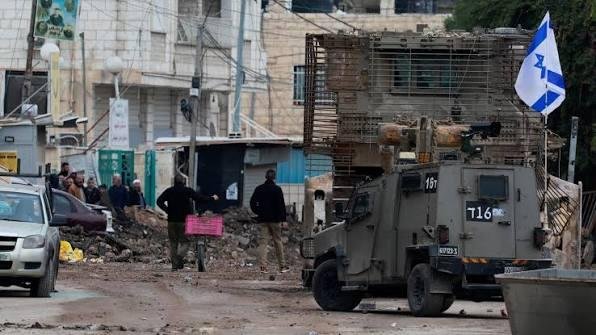 الاحتلال الإسرائيلي يقتحم عدة أحياء في مدينة جنين ويجري تحقيقاً ميدانياً مع عشرات الفلسطينيين