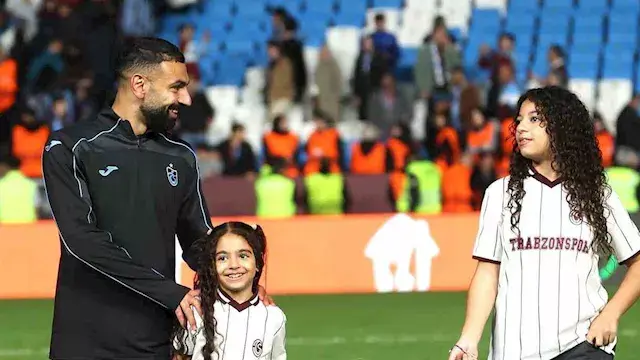 محمد صلاح يجتمع بابنتيه في ملعب طرابزون سبور بعد مباراة هارتس (صور)