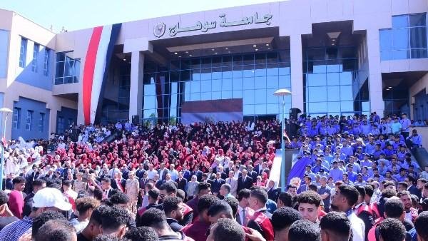 بمشاركة حاشدة من الطلاب.. جامعة سوهاج تستهل العام الدراسي الجديد بتحية العلم وتأكيد قيمة الانتماء