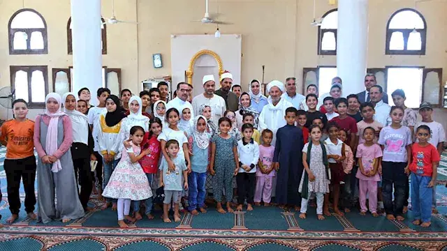 محافظ البحيرة تجلس بين أطفال ح...