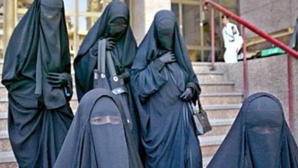 على خطى إيطاليا .. مدينة إسبانية تحظر النقاب في الأماكن العامة