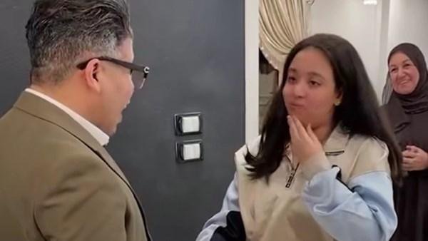 أمنية حياتها تشوفه.. عمر كمال يُحقق أمنية فتاة من ذوي الهمم ويُفاجئها بزيارة في منزلها.. شاهد