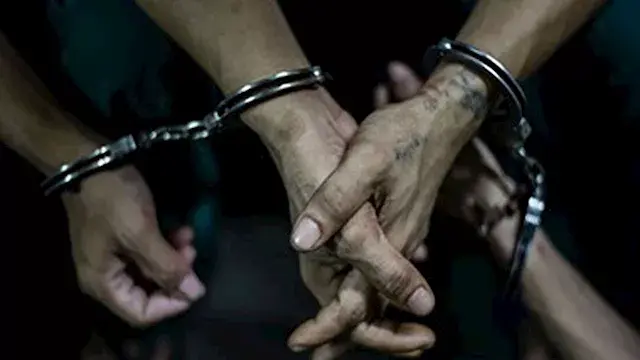"استدراج من الكافيه وإيهام بال...