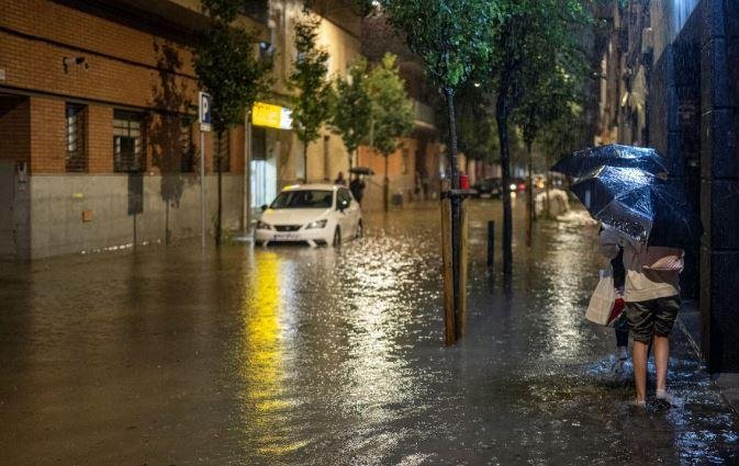 مقتل 3 أشخاص جراء عواصف قوية وأمطار غزيرة ضربت برشلونة