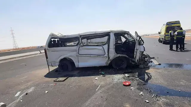 مصرع 4 أشخاص وإصابة 15 في انقلاب ميكروباص بالطريق الأوسطي