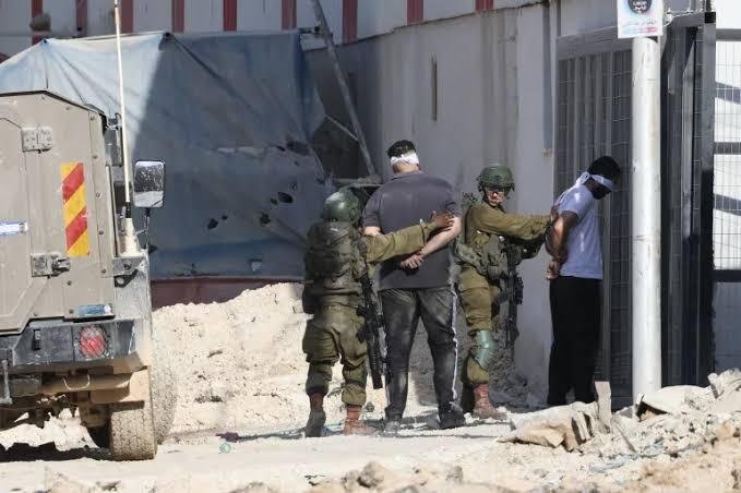 الاحتلال الإسرائيلي يعتقل عشرات الفلسطينيين في الضفة الغربية والقدس