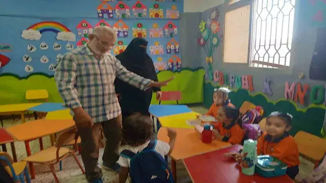 دموع وأحضان وصور تذكارية.. مشا...
