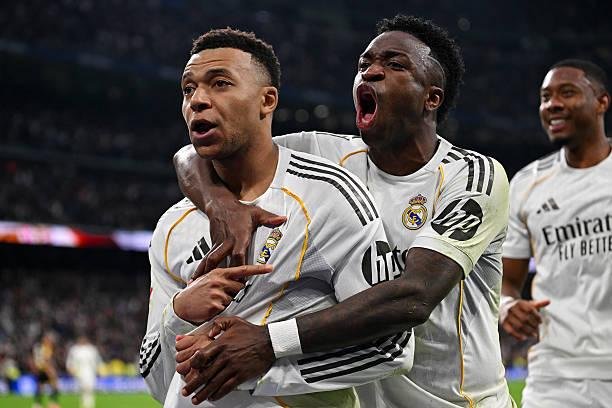 «يقارن كلٌّ منهما نفسه بالآخر».. كواليس علاقة مبابي وفينيسيوس في ريال مدريد