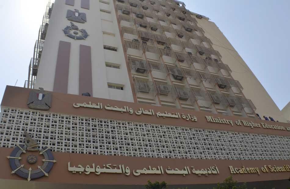 عضو أكاديمية البحث العلمي: الذكاء الاصطناعي لن يدفع الشركات لتقليص أسبوع العمل إلى 3 أيام