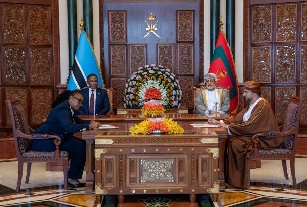 سلطان عمان يبحث مع رئيس بوتسوا...