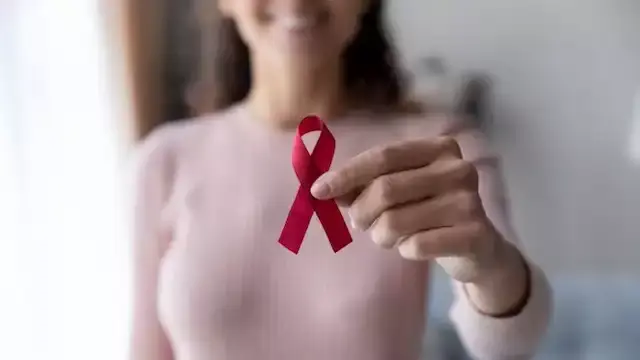 5 علامات قد تكشف سرطان الثدي.. متى يجب استشارة الطبيب؟