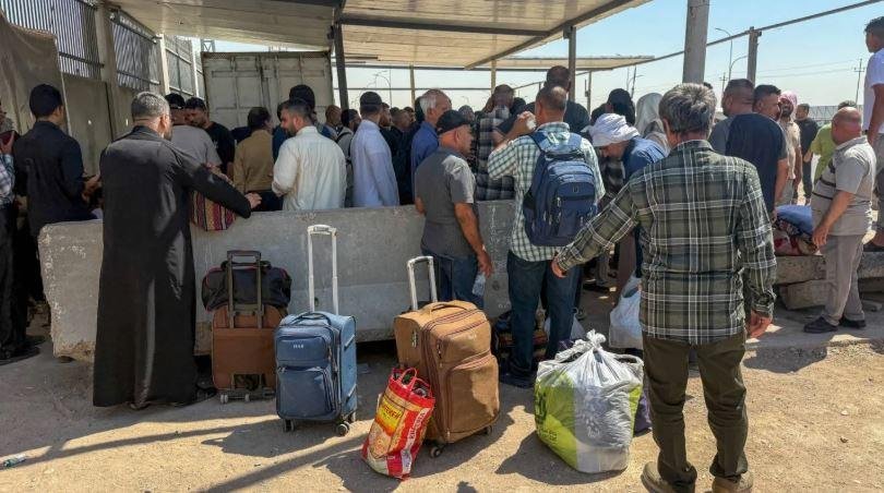 مسافرون عراقيون عالقون على الحدود مع إيران يطالبون بتأمين نقلهم إلى المدن العراقية