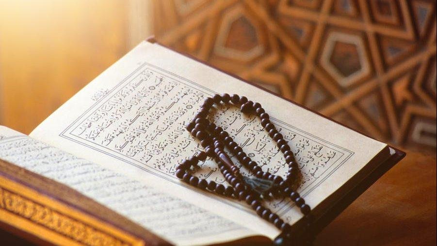 هل يجوز قراءة حزب البحر وسورة يس لشفاء المريض؟