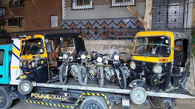 ضبط 20 "توك توك" ودراجة بخارية...
