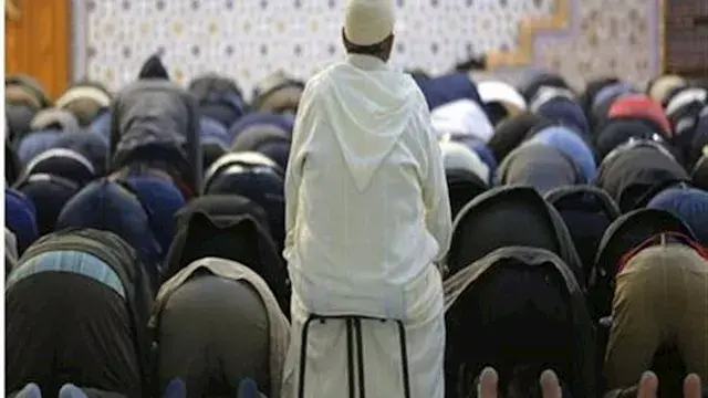 متى يجوز لشخص الصلاة جالسًا عل...