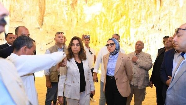 وزيرة التنمية المحلية تتفقد منطقة كهف الجارة بالوادي الجديد لإعلانها محمية طبيعية