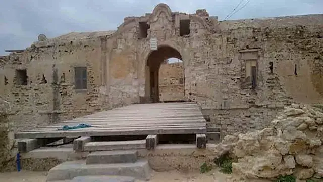 خندق بعمق 8 أمتار ومدافع تحت ا...