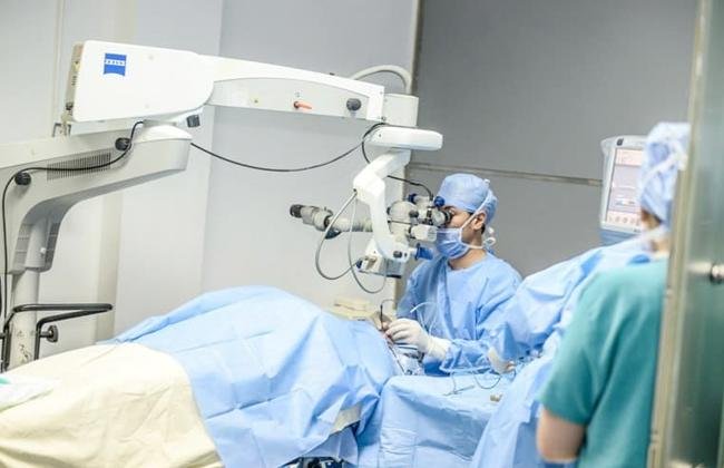 استشاري عيون: التبرع بالقرنية بعد الوفاة لا يشترط الموت الدماغي.. والفترة المثالية لنقلها خلال 10 لـ 20 ساعة