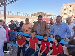 محافظ البحر الأحمر ووكيل التعليم يتفقدان مدرسة الميناء الرسمية لغات بعد ماس كهربائي ويطمئنان على التلاميذ