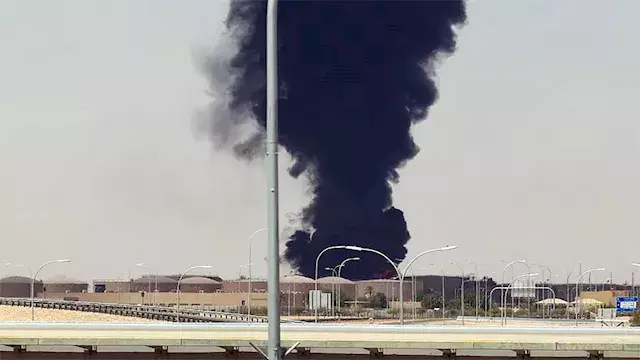 رويترز: دخان قرب مطار الرياض بعد إنذارات هجوم جوي وسماع انفجارات