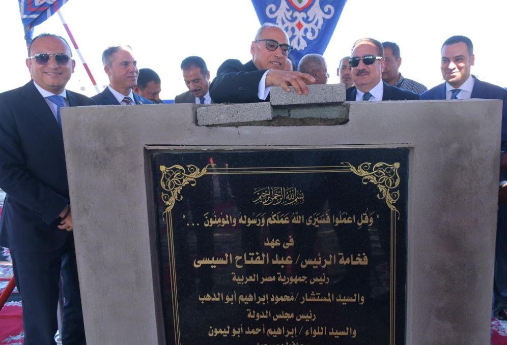 محافظ بورسعيد ورئيس مجلس الدولة يضعان حجر الأساس لإنشاء مجمع المحاكم الجديد بحي الضواحي
