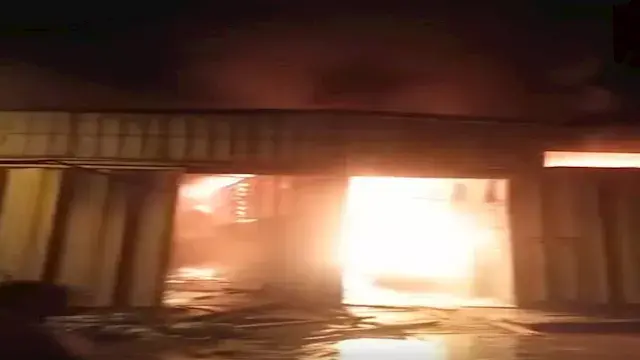 السيطرة على حريق هائل بمخزن أخ...