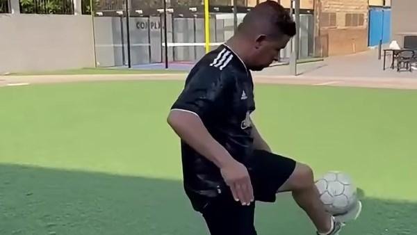 خالد الغندور يستعرض مهاراته في كرة القدم