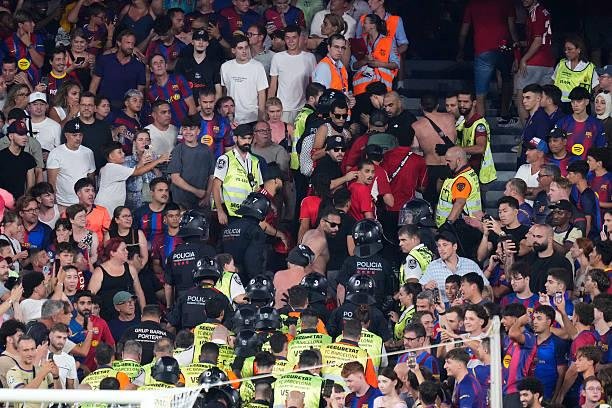 مشاجرة بين جماهير الأهلي وبرشل...