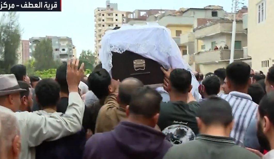 مفرش زفافها يعلو النعش.. مشهد مؤثر من جنازة مضيفة الطيران عزة رمزي ضحية هجوم مطار الرياض