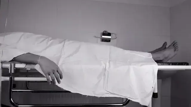 مزقهم بسكين.. شاب يقتل زوجته و...