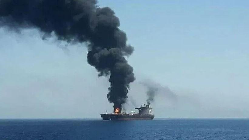هيئة بريطانية: اندلاع حريق بسفينة أصيبت بمقذوف في مضيق هرمز