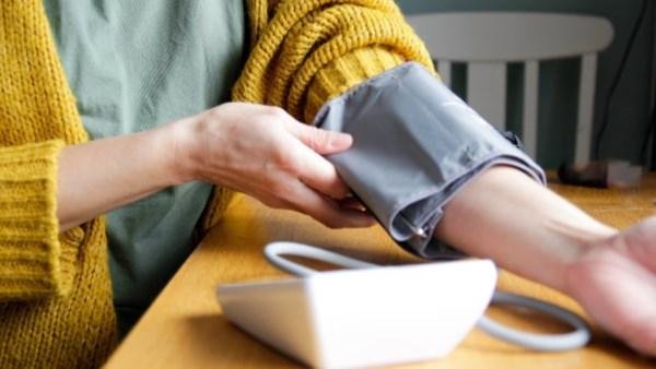 ارتفاع ضغط الدم بعد سن الأربعين خطر صامت .. طبيب يُحذّر النساء