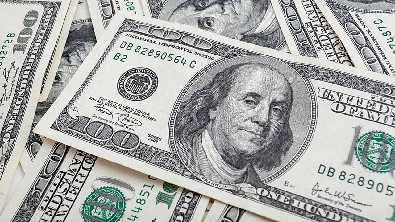 الدولار يترنح مع تراجع احتمالا...